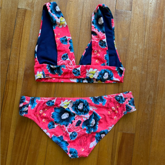 Billabong - Athena Plunge Long Line Bikini Top and Lowrider Bottom - Small - Picture 6 of 7
